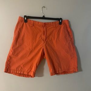 Columbia men’s orange shorts sue 38